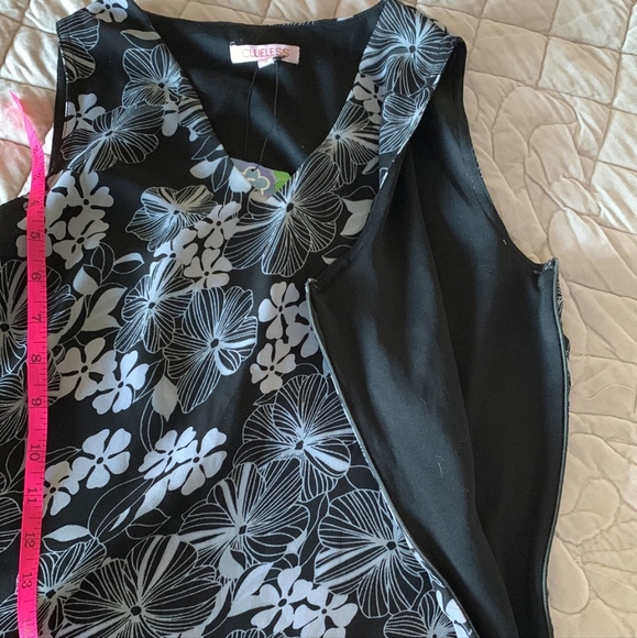 Brand new. Clueless. Size M. Black and White flowers. Zipper on the side. Medium - Picture 4 of 8